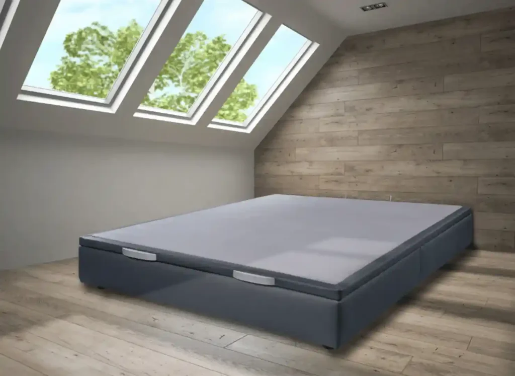 Canapé Lisboa en dormitorio con piso y pared de madera, espacio iluminado idea para tener tu pack de canapé y colchón