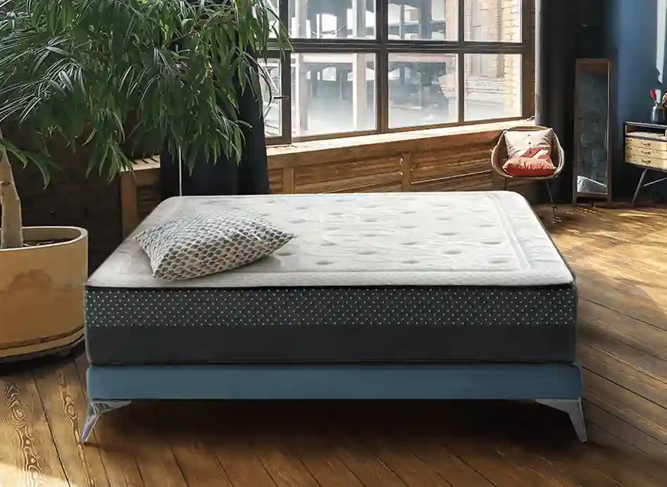 Colchón Orion Spa en ambiente o habitación con piso de madera que resalta el modelo elegante del pack canapé y colchón