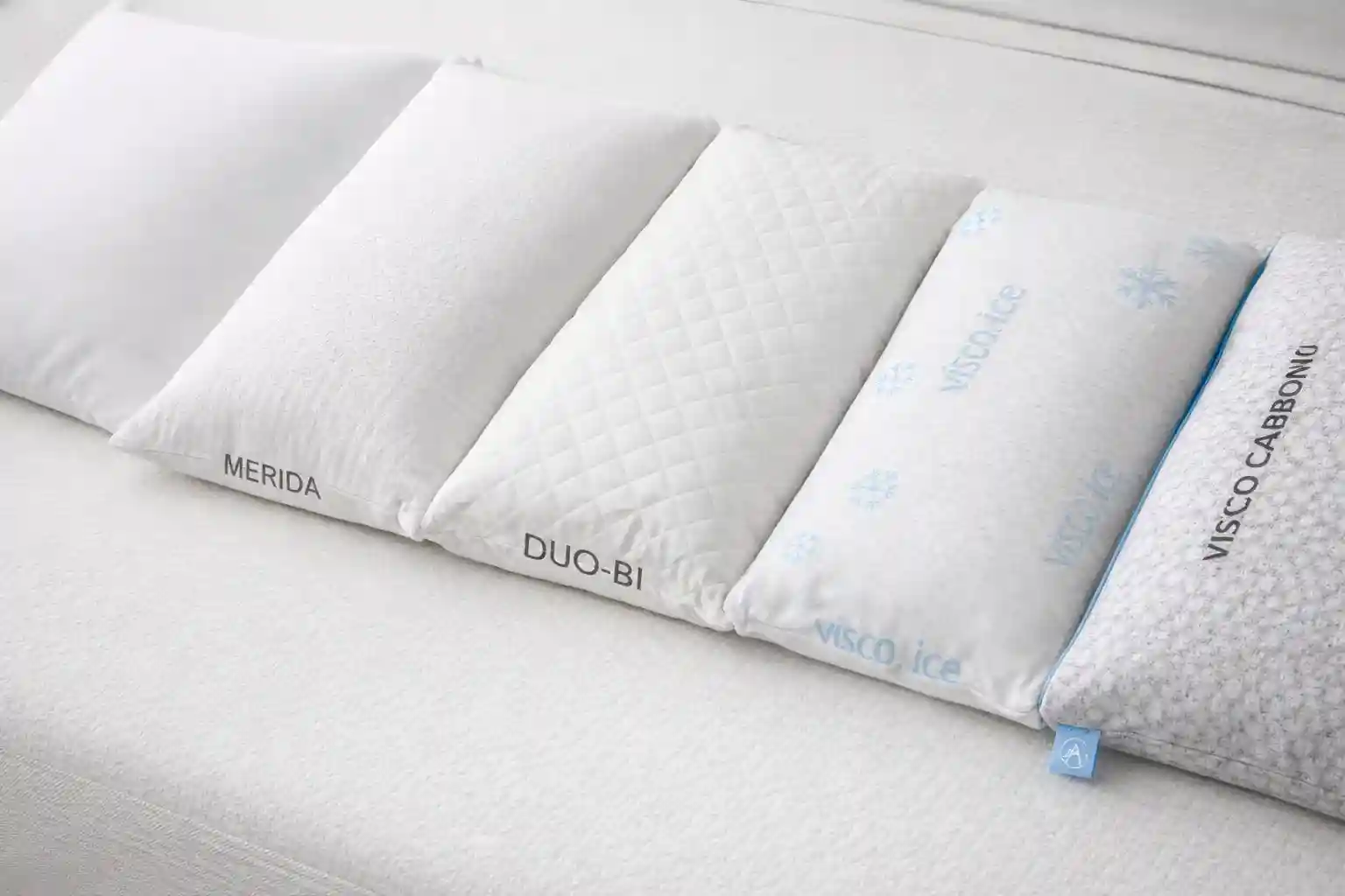 Almohadas Visco Carbono, Duo Bi, Mérida, Visco Ice sobre colchón con sábana blanca