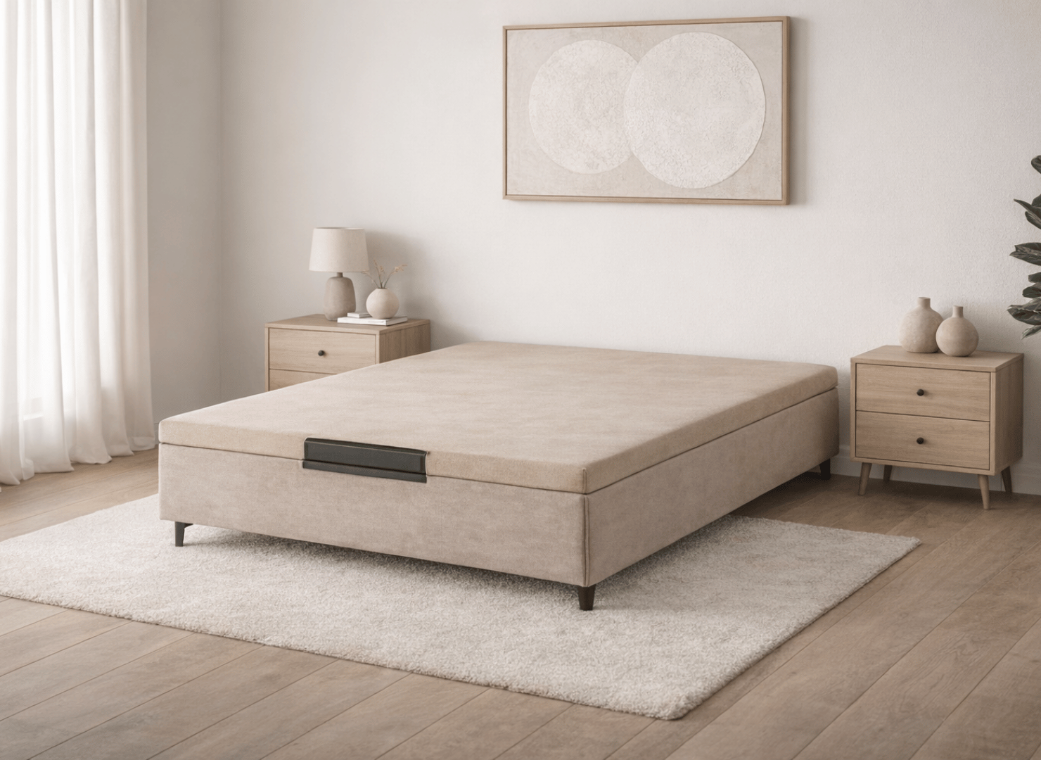 Canapé tapizado abatible modelo Rin en ambiente minimalista cálido con mesitas de noche, alfombra y cuadro decorativo